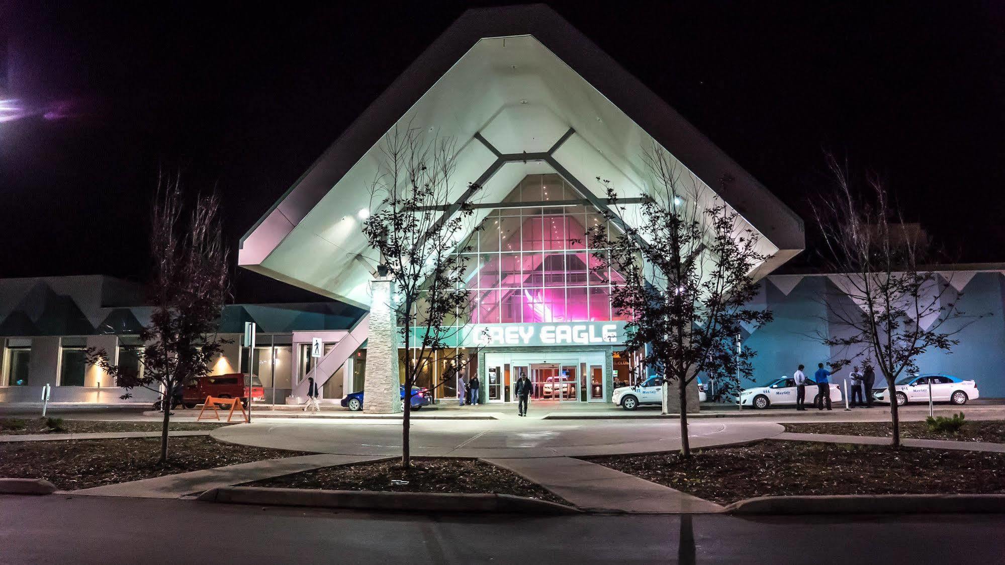 Grey Eagle Resort YYC Exterior foto