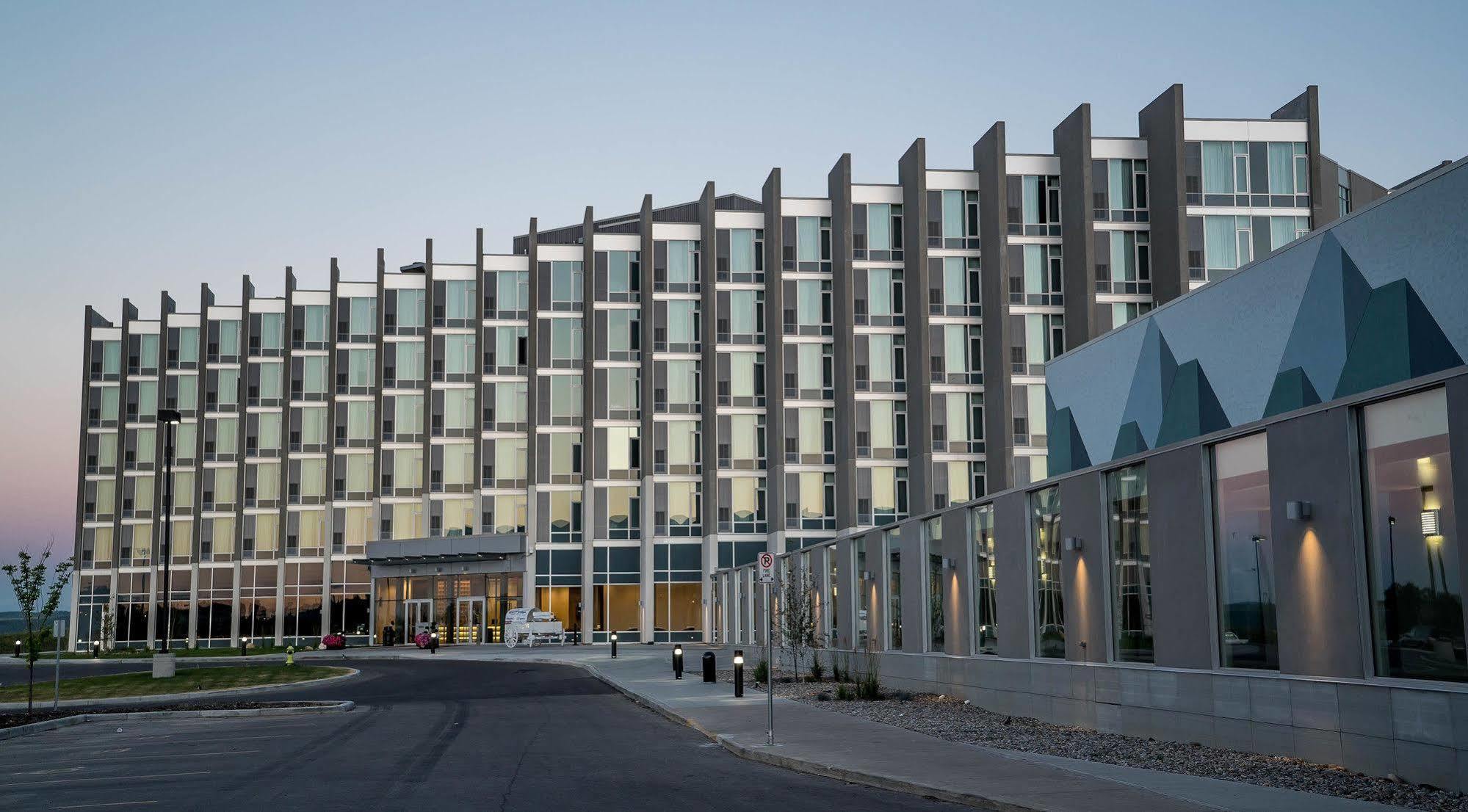 Grey Eagle Resort YYC Exterior foto